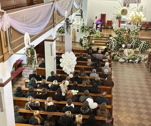 Tłumy na pogrzebie tragicznie zmarłej Mai. Kościół w Działdowie wypełniony po brzegi
