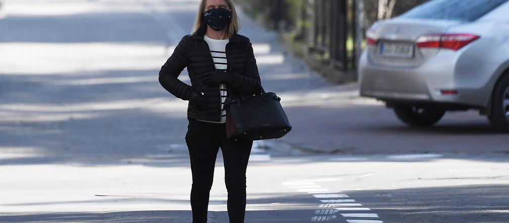 Małgorzata Tusk w maseczce na krótkim spacerze po zakupach 