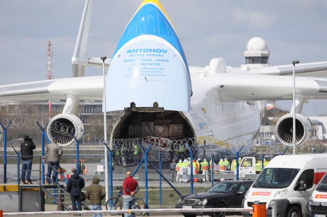 Największy samolot na świecie przywiózł do Polski maseczki!