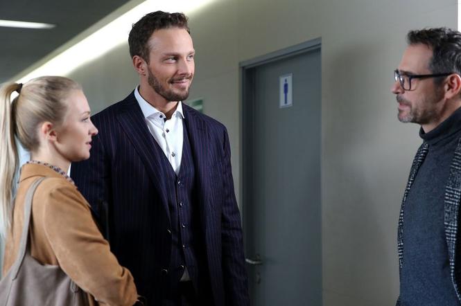 M jak miłość odc. 1426. Joasia (Barbara Kurdej-Szatan), Michał (Paweł Deląg), Leszek Krajewski (Sławomir Uniatowski)