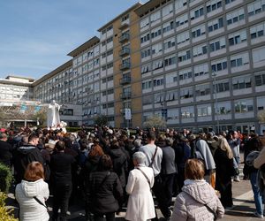 Wierni modlą się za papieża Franciszka. Tłum pod kliniką Gemelli w Watykanie