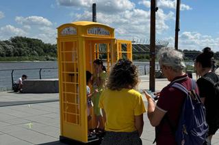 Żółta budka telefoniczna nad Wisłą