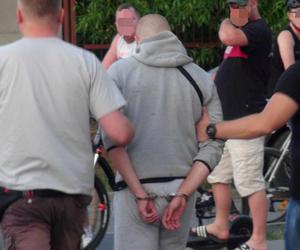 Eksplozja przemocy wśród nastolatków w Warszawie. Pistolety, noże, kastety i pięści. Tak wygląda codzienność niektórych młodych ludzi