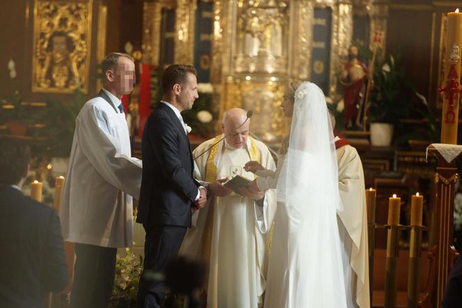 Posłowie Moskal i Kanthak na ślubnym kobiercu. Takie garnitury wybrali