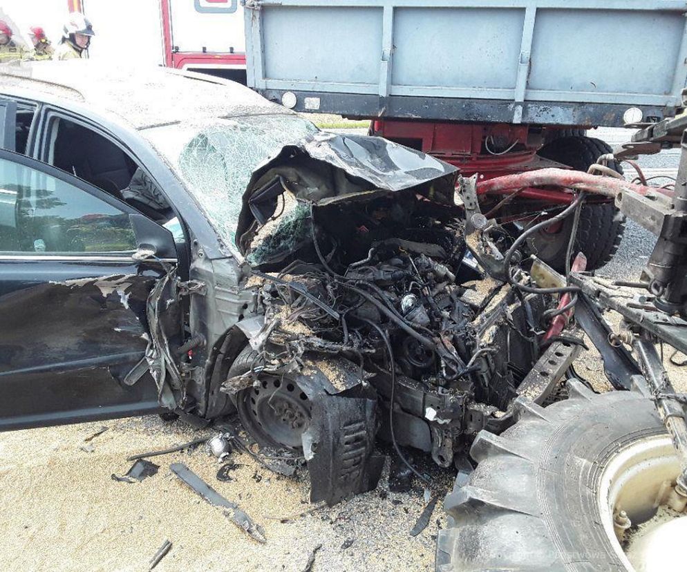 Poważny wypadek na DK 74 pod Piotrkowem. Kierowca ciągnika huknął w toyotę