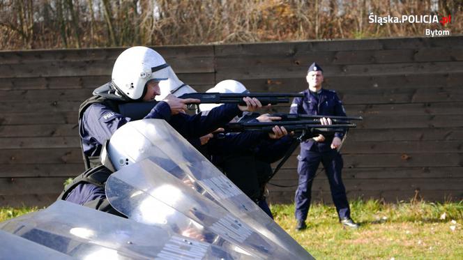 Policjanci z Bytomia trenowali na strzelnicy. Używali broni gładkolufowej [ZDJĘCIA, WIDEO]