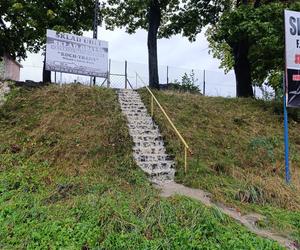 Zagrożenie powodziowe. Głuchołazy. Woda przelała się przez wały. Zalewa miasto