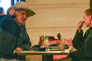 Córka Lindy randkuje z kowbojem