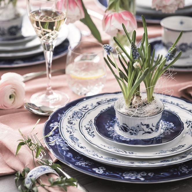 Wielkanocny stół pięknie nakryty - naczynia w dwóch kolorach ze wzorem