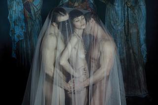 Kalendarz prawosławny 2015 [GALERIA]. Nadzy mężczyźni w cerkwi