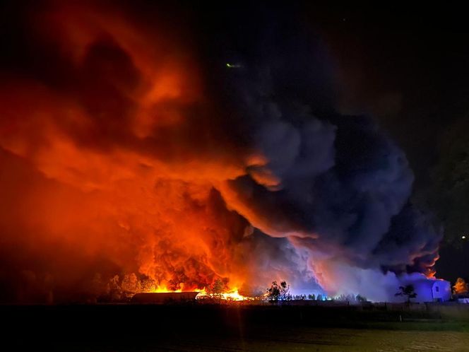 Warszawa. Pożar hal magazynowych w Kawęczynie [ZDJĘCIA]