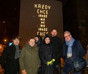 „Każdy chce jakoś nie żyć”. Nowy artystyczny neon w Łodzi