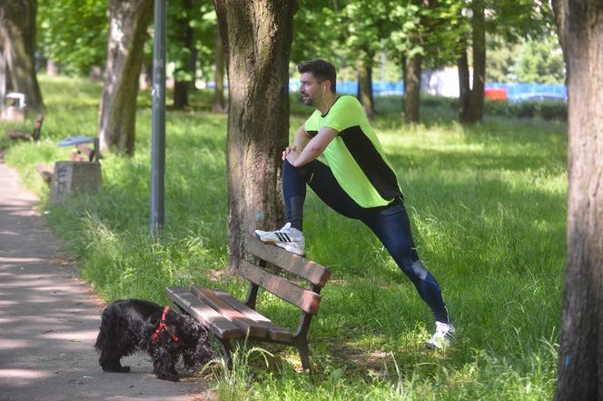 Rozciąga się dla Biedronia