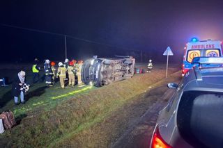 Wlonice. Wypadek busa. Pojazd wylądował na boku. Podróżowało nim 19 osób