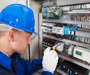 Zawód elektryk - kto może wykonywać? Czy elektryk jest zawodem deficytowym?