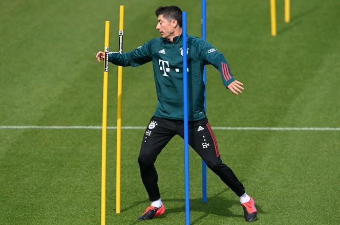 Lewandowski już obciąża kolano