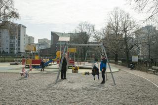 Kolejne dzielnice zamykają place zabaw