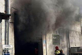 Pożar hali w Nowym Dworze Mazowieckim. Jedna osoba poparzona. Pilna ewakuacja pracowników