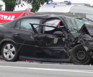 Makabryczny wypadek na DK 60. TIR zmasakrował osobówkę. Jedna osoba nie żyje