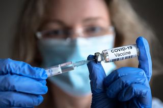 Co realnie zyskaliśmy dzięki szczepieniom na COVID-19? Niemal 15 milionów lat życia