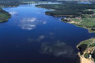 To najpiękniejsze jezioro Świętokrzyskiem według AI! Jest największym zbiornikiem w województwie