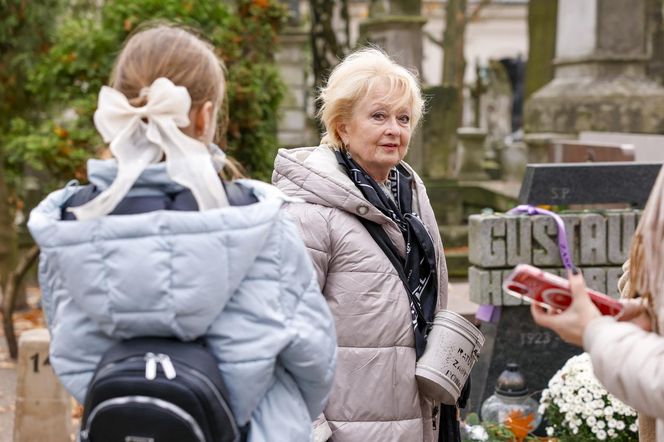 Magdalena Zawadzka na grobie Gustawa Holoubka