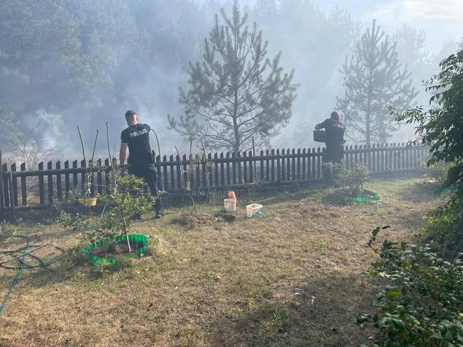 Pożar we wsi Budy. Policjant zauważył dym i ruszył na pomoc