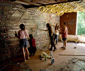 Czyszczenie mozaiki w Kiekrzu z bazgrołów