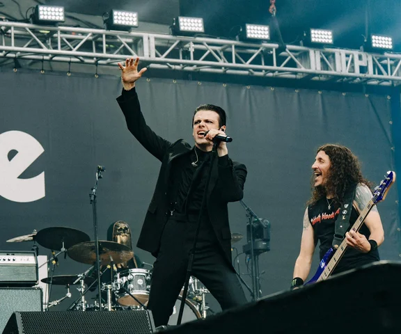 Yungblud przeszedł załamanie nerwowe po koncercie. Legendy metalu wspierają wokalistę 