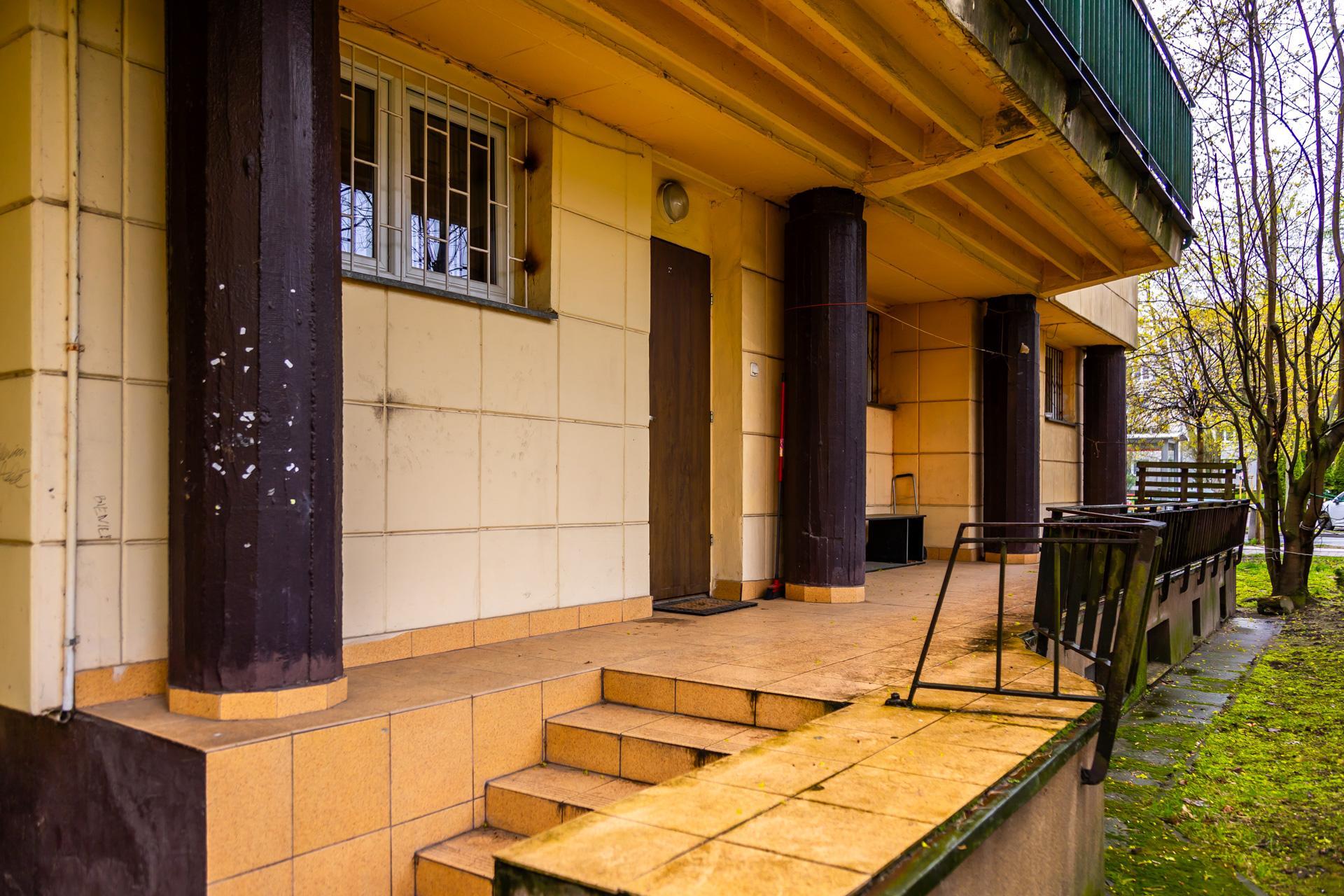 Osiedle WSM Koło II w Warszawie - zdjęcia. Pablo Picasso na ścianie i klatki schodowe typu ser