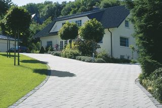 Podjazd do garażu z kostki brukowej - ile wytrzyma