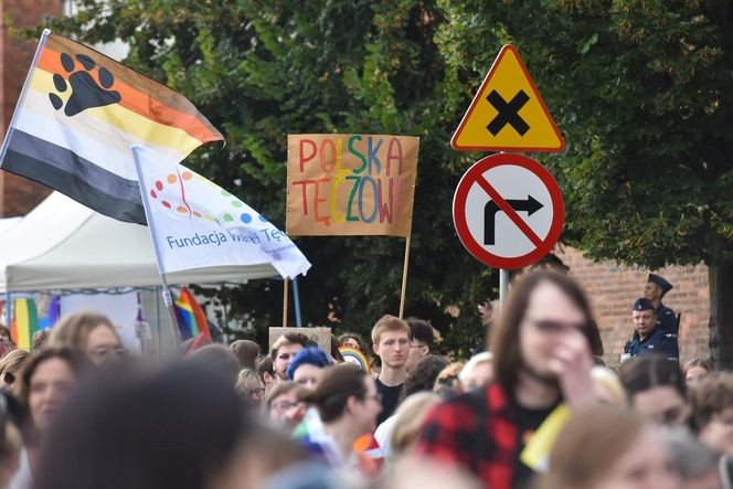 VI Toruński Marsz Równości. Przeciwnicy modlili się w centrum