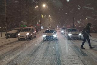 Potężna śnieżyca sparaliżowała Warszawę! Tony śniegu przykryły ulice