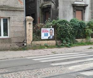 Łódź tonie w plakatach wyborczych. Kto jest odpowiedzialny za ich późniejsze usunięcie?