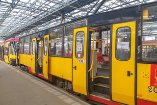 Ile osób zmieści się w tramwaju? Warszawa wprowadza dodatkowe oznakowania w pojazdach komunikacji miejskiej