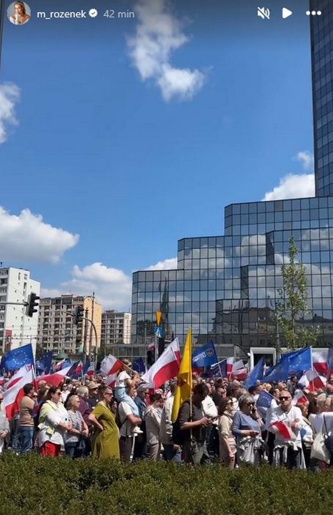 Rozenek w podartych spodniach na marszu