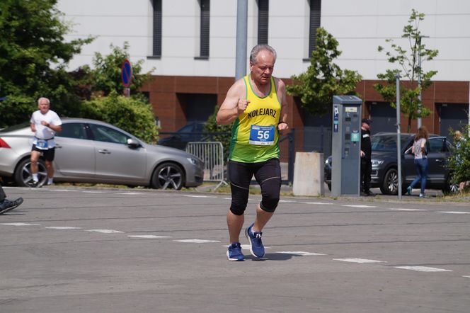 Seniorzy w Bydgoszczy pokazali moc! Blisko setka na starcie pierwszego Biegu Seniora