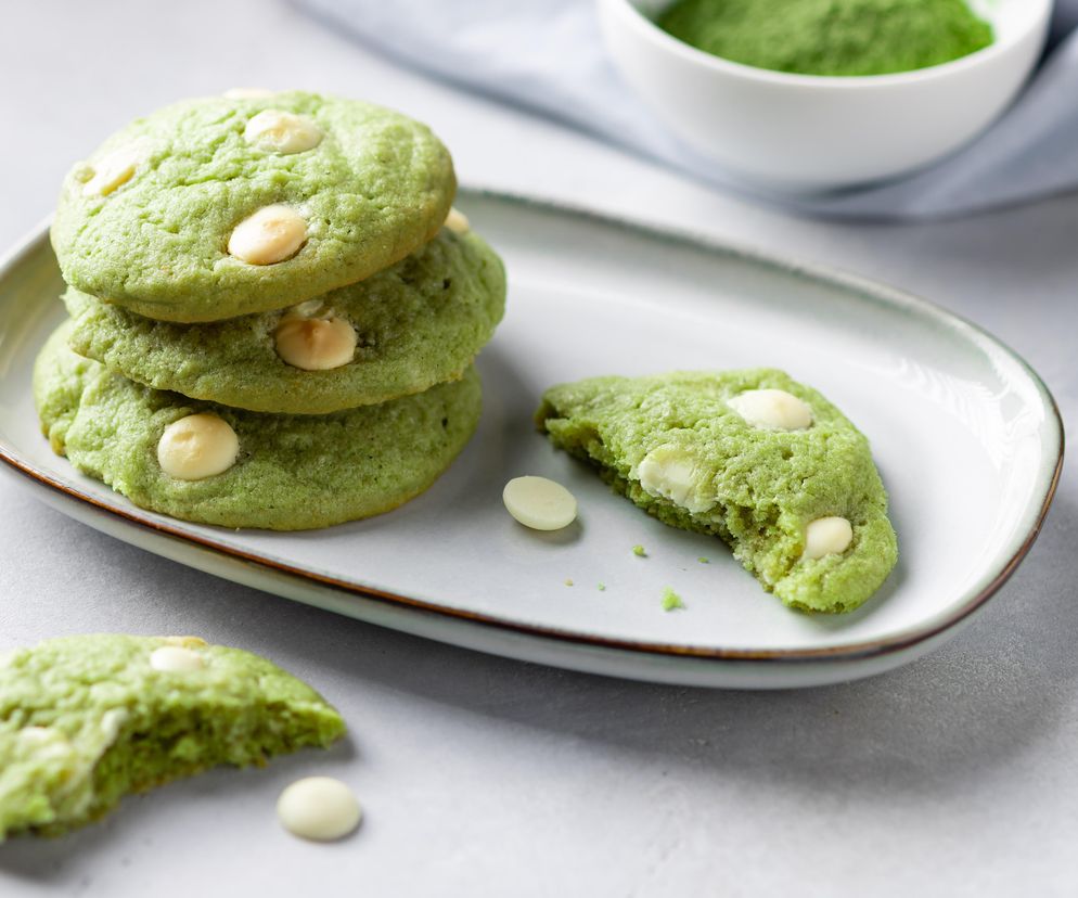 Matcha i biała czekolada to duet idealny. Te ciasteczka szybko znikną z talerza