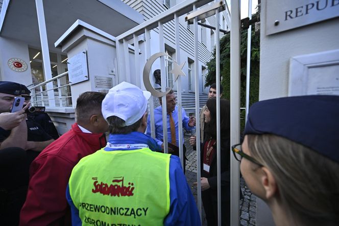 Protest pracowników pod ambasadą Turcji