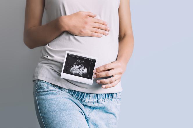 zbliżenie na USG ciąży