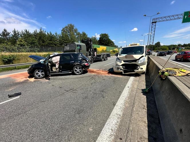 Wypadek na S8 w Warszawie. Rozbita wojskowa ciężarówka i dwa auta, są ranni