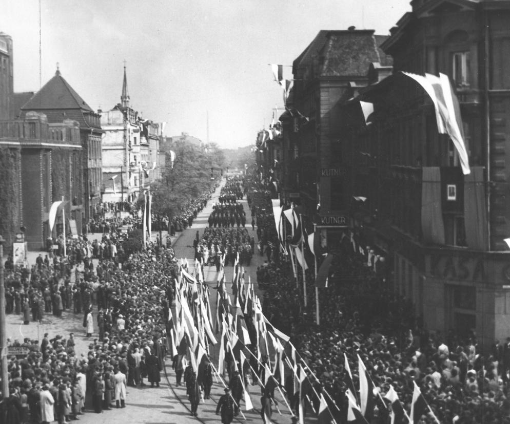 Defilady wojskowe na starych zdjęciach