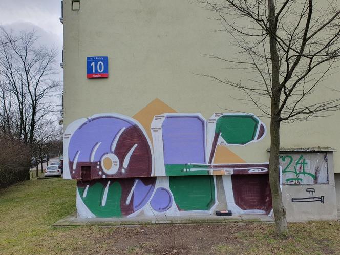 Mural "Anioła" z serialu "Alternatywy 4" na Ursynowie zniszczony przez wandala. Niedawno został odnowiony