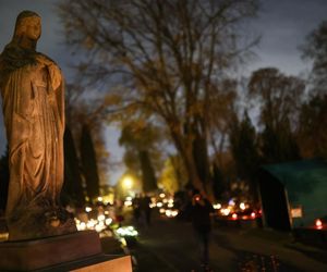  Setki migoczących zniczy. Tak wyglądają polskie cmentarze po zmroku. Zobacz niezwykłe zdjęcia