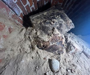 Pierwsze odkrycia w tajemniczej krypcie w Kazimierzu Biskupim