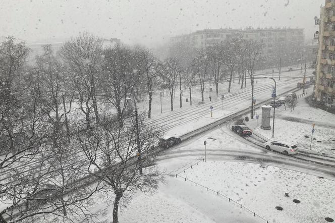 Atak zimy w Warszawie. Gdzie pada śnieg? Jaka pogoda na jutro?