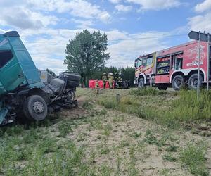 Fatalne skutki wyprzedzania! Uderzone auto stanęło w płomieniach. Zginęła jedna osoba