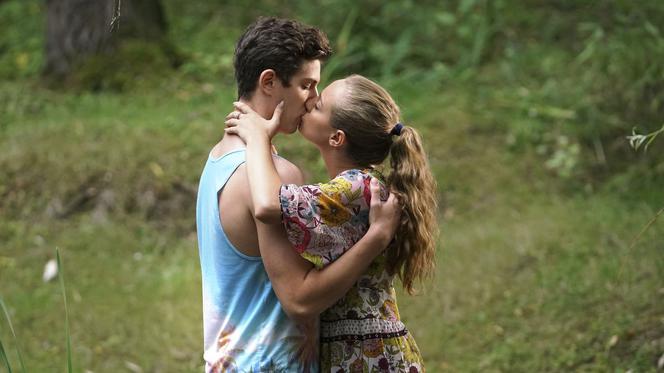 Barwy szczęścia, odcinek 1978: Justin (Jasper Sołtysiewicz), Oliwka (Wiktoria Gąsiewska)