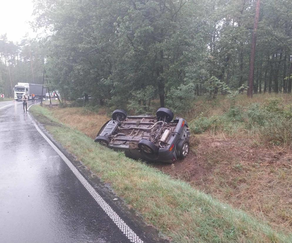 Trudne warunki do jazdy! Na drodze koło Leszna dachował w rowie land rower 