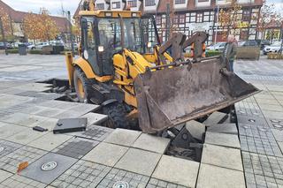 Koparka wjechała na fontannę i się zapadła. Burmistrz: „Chce mi się wyć!”